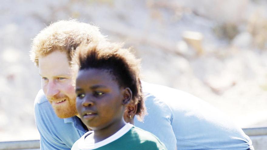 Harry, ayer con una niña. // Reuters