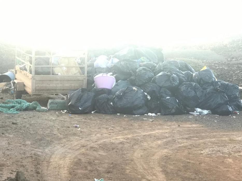 Basura en distintas partes de la Isla de Lobos