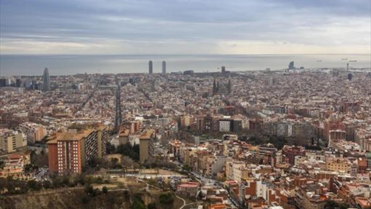 La densidad urbana de Barcelona vista desde el emplazamiento de las antiguas baterías antiaéreas republicanas del Turó de la Rovira, en el Carmel.