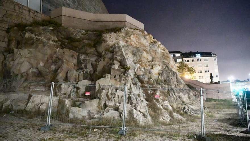 El talud bajo la fachada de la Domus, vallado desde hace semanas.