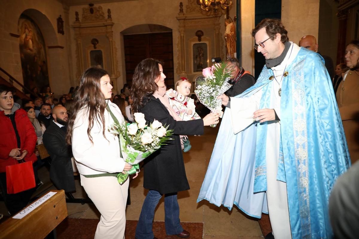 Los monfortinos también han participado en la ofrenda.