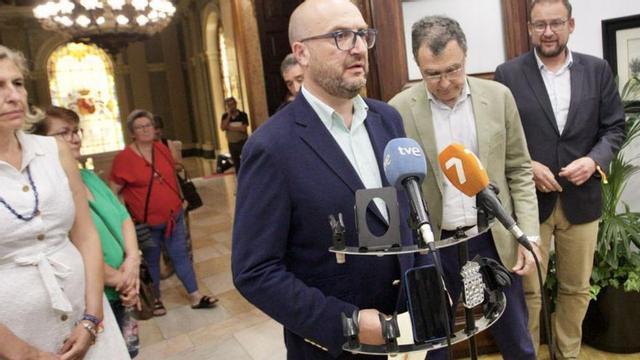 Los políticos salen de la Mesa de Contratación del Ayuntamiento