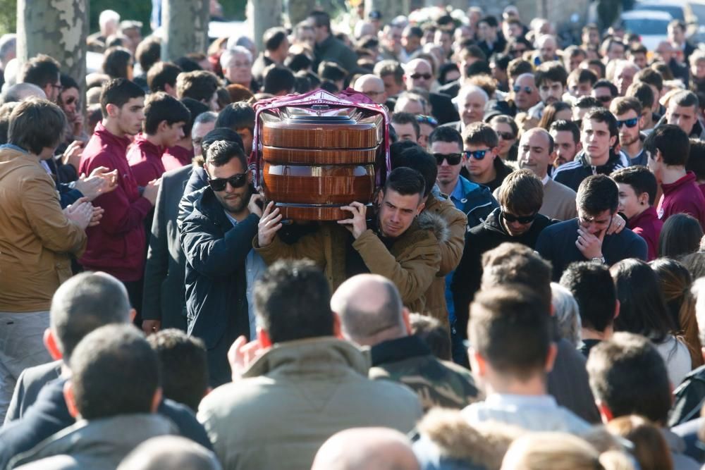 La gran familia del deporte asturiano rinde homenaje póstumo al futbolista Hugo Suárez