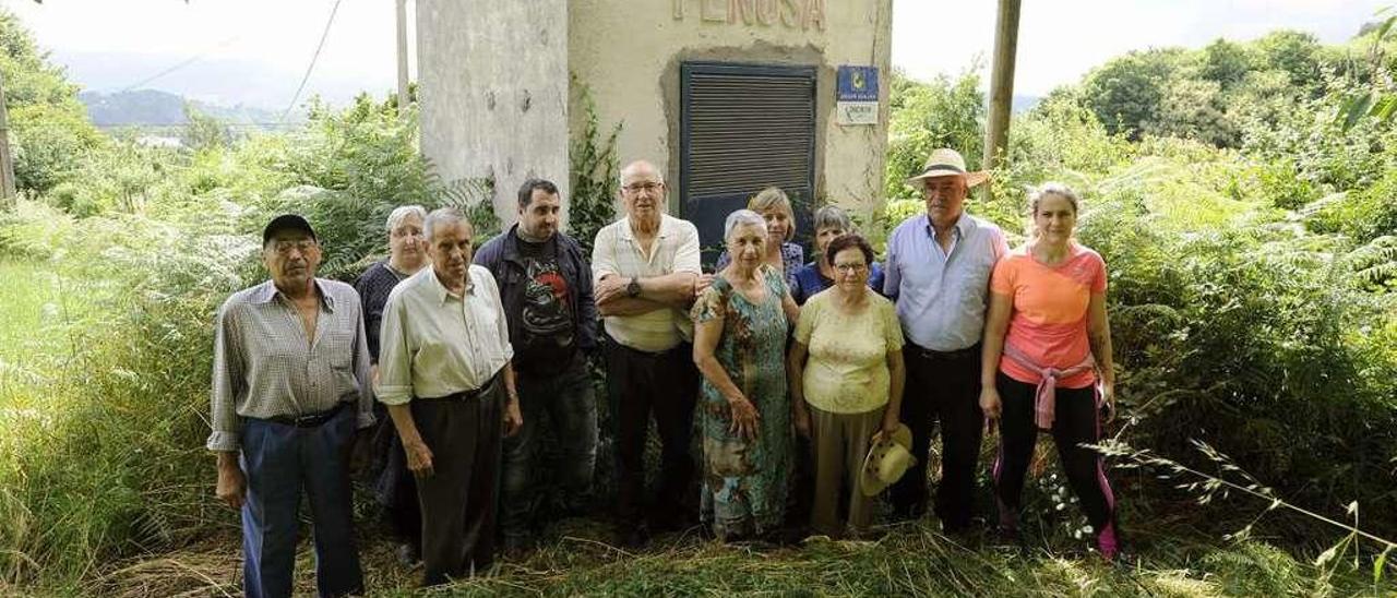 Vecinos afectados por los cortes eléctricos de Madriñán delante del transformador de energía. // Bernabé/Javier Lalín