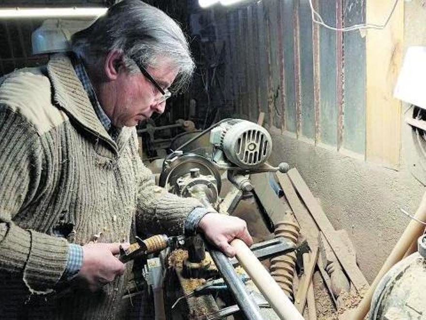 Un artesà de la torneria Farran treballant en la peça de fusta del pinzell que replica el model dalinià original i diversos detalls de la peça en el taller | MATEU PUJOLRÀS