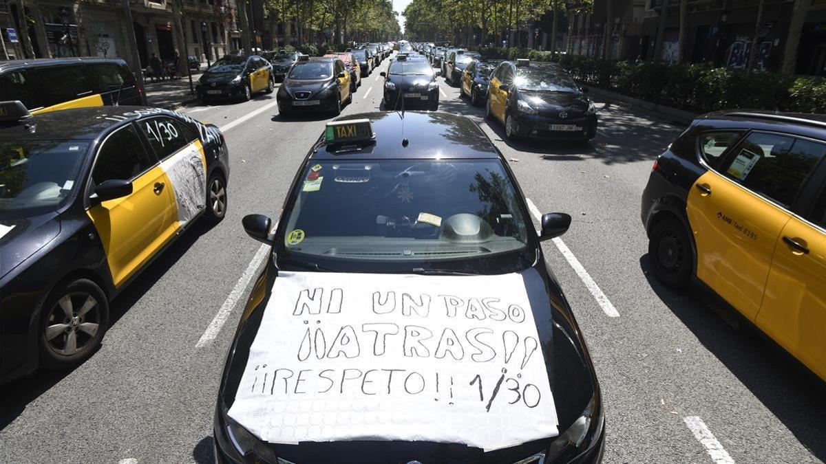 Vista de los taxistas de Barcelona ocupando la Gran Via.