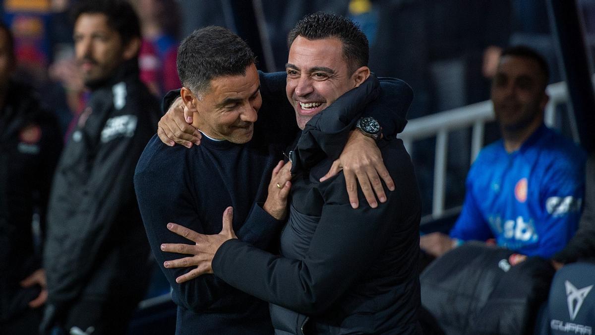 Míchel y Xavi se saludan antes de empezar el Barça-Girona en Montjuïc.