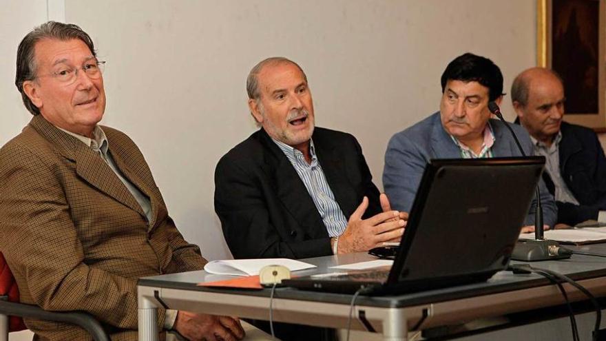 Por la izquierda, Caldevilla, Merino, Fidel García y Jesús Jiménez, ayer, en el Ateneo Jovellanos.