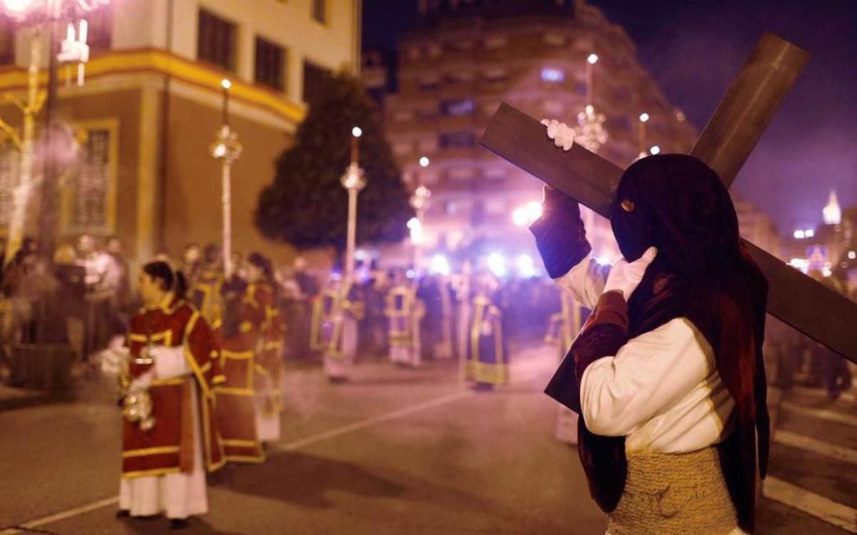 Acólitos y un nazareno, en la procesión de los Estudiantes.