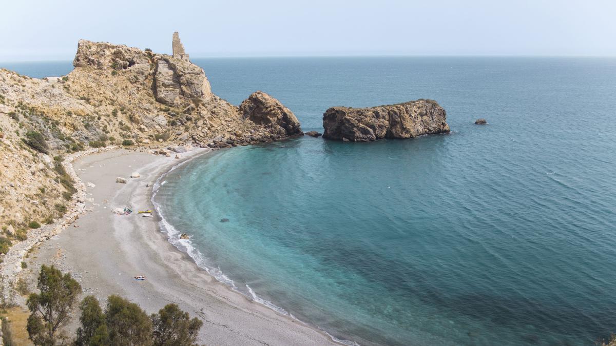 La costa granadina cuenta con un microclima subtropical, con 320 días de sol al año y una temperatura media en torno a los 20 °C.