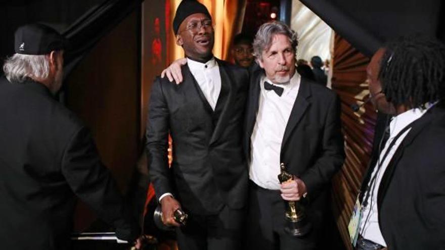 El director Peter Farrelly y el actor Mahershala Ali con sus Óscar por Green Book. reuters