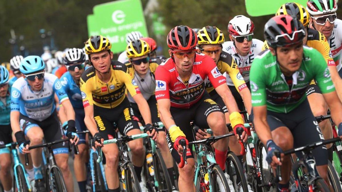 Primoz Roglic al frente del pelotón con el jersey rojo