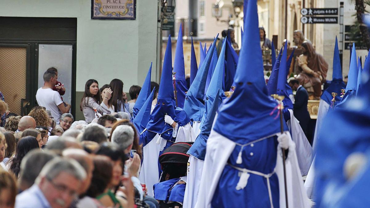 Cofrades de la Sana Cena en una procesión del Viernes Santo a su paso por la la Plaça de la Constitució en una imagen de archivo. | V. M. PASTOR