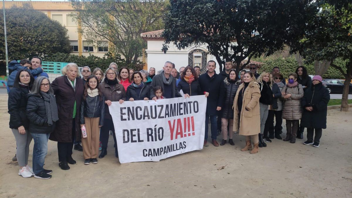 Concentración de vecinos del distrito Campanillas por el encauzamiento del río