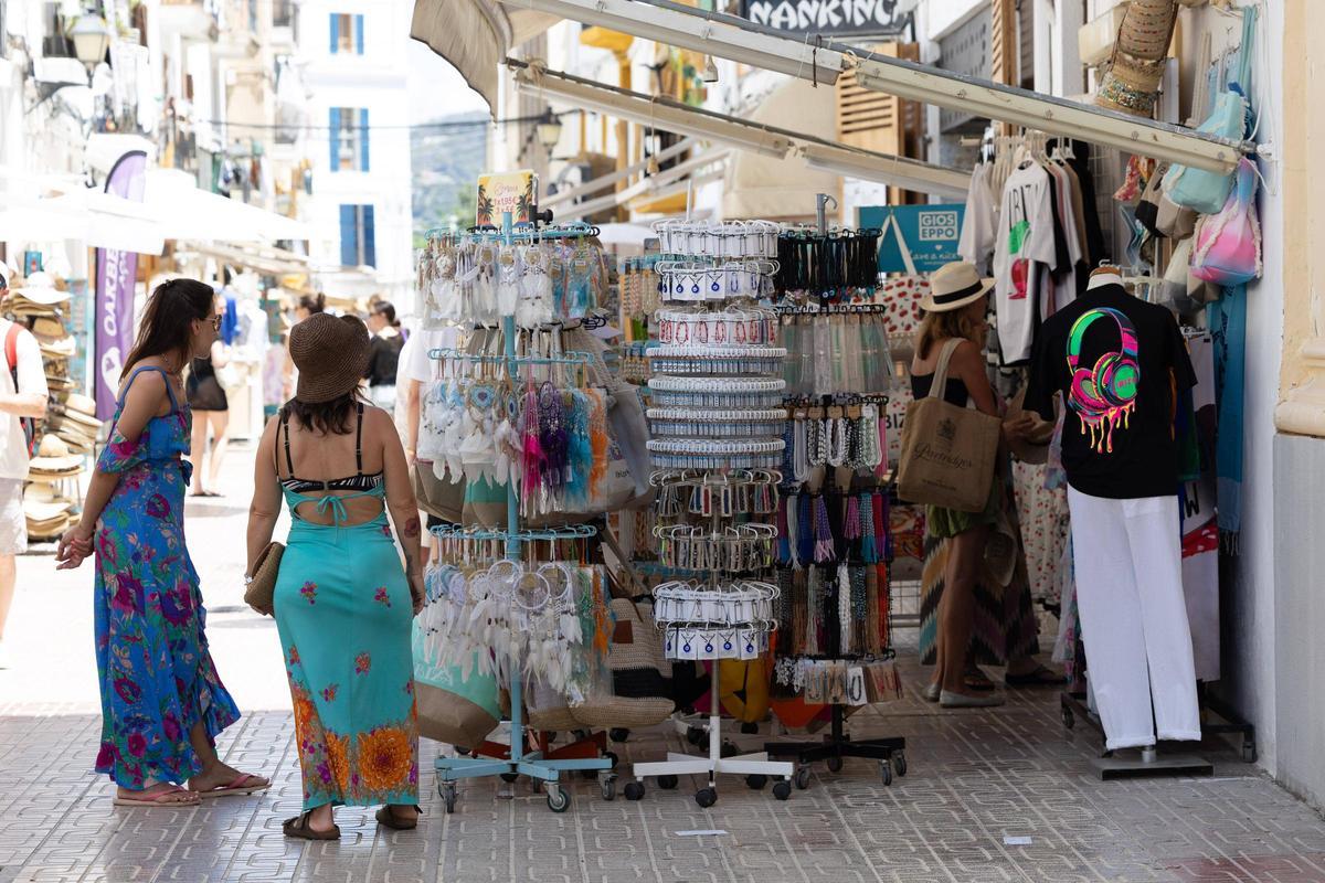 Turistas en un comercio de la zona de la Marina de Ibiza.