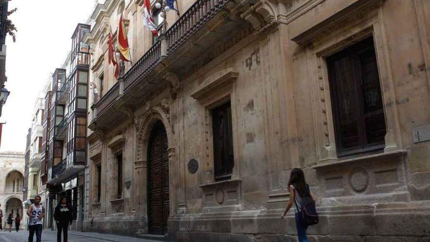 Antiguo Palacio Provincial. Al fondo, el ayuntamiento viejo