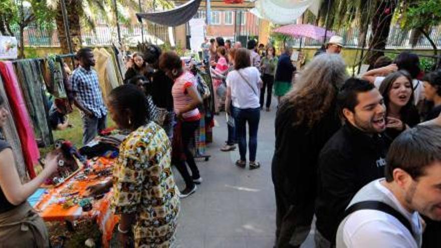 Asistentes al mercadillo, ayer, en La Madreña. | nacho orejas