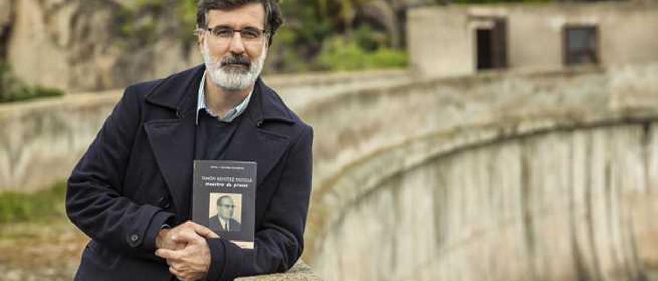 Jaime González Gonzálvez con su libro sobre Simón Benítez Padilla, en la presa del Pintor.