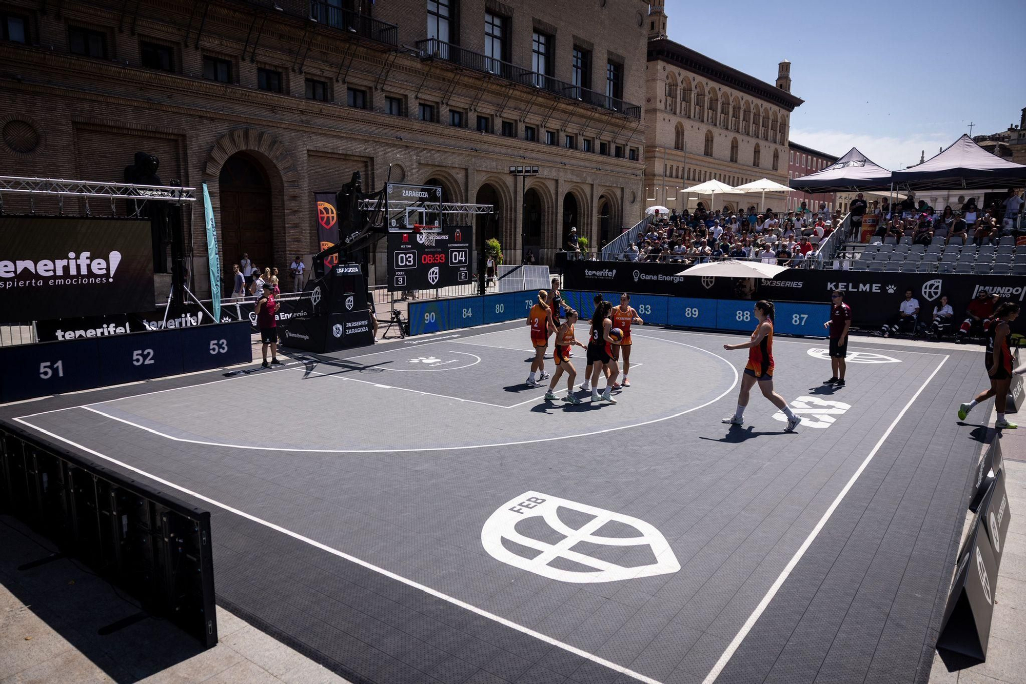 En imágenes | La Plaza del Pilar respira baloncesto con el 3x3