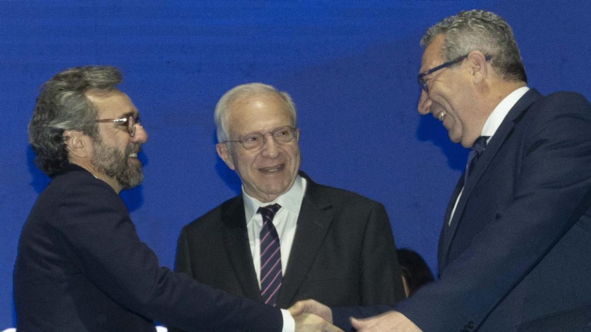 Aitor Moll, consejero delegado de Prensa Ibérica, junto al presidente de la comisión del 700 aniversario, Rafael Alemany, y al alcalde, Toni Pérez.