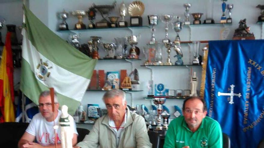 El presidente de la Federación Asturiana de Remo, José Manuel Álvarez de Linera, el alcalde de Castropol, José Ángel Pérez, y el presidente del Club de Mar, César Quintana, anteayer, durante la presentación.