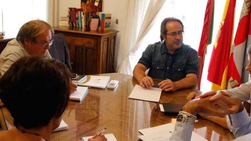 Rivera, Strieder y Guarido junto a los representantes de la Cámara Municipal de Miranda do Douro.