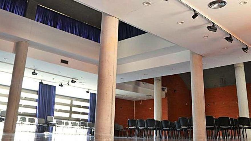 El salón de usos múltiples está sobre el auditorio y su acústica no es la adecuada.