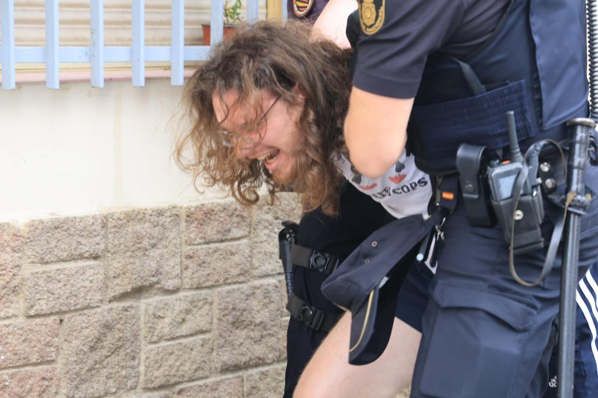 Tensión entre policías y manifestantes en un desalojo con dos menores en Alicante