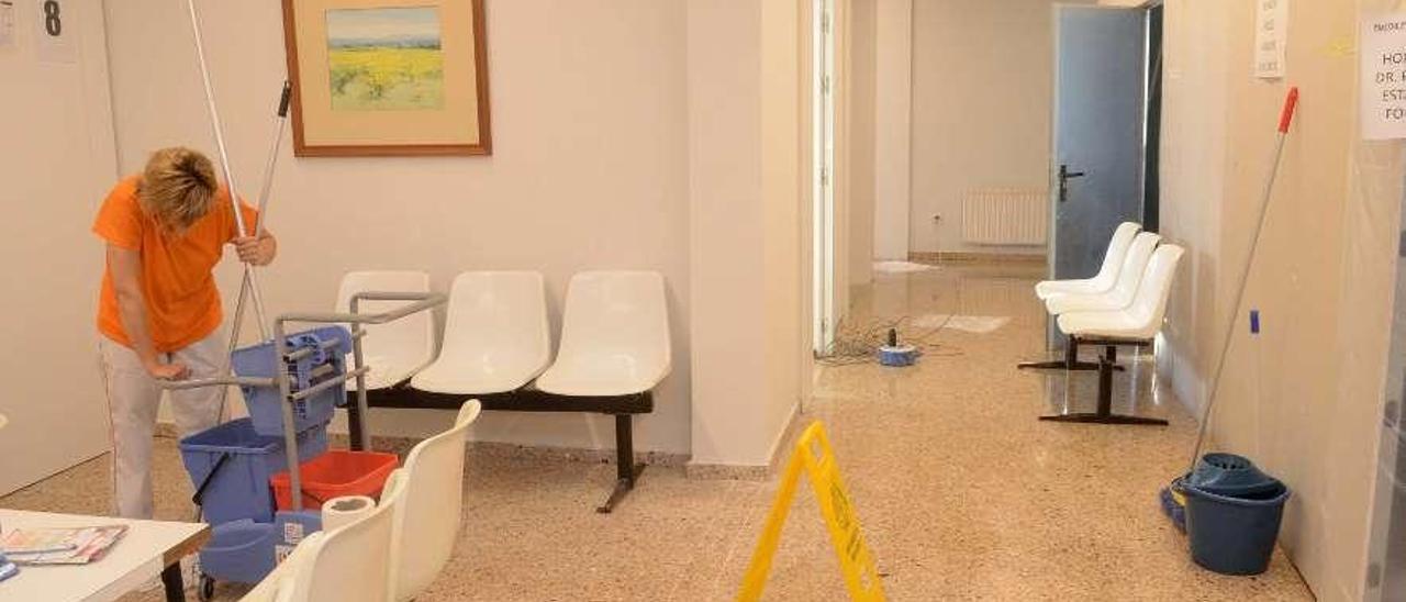 El centro de salud de A Illa se inundó el pasado jueves. // Noé Parga