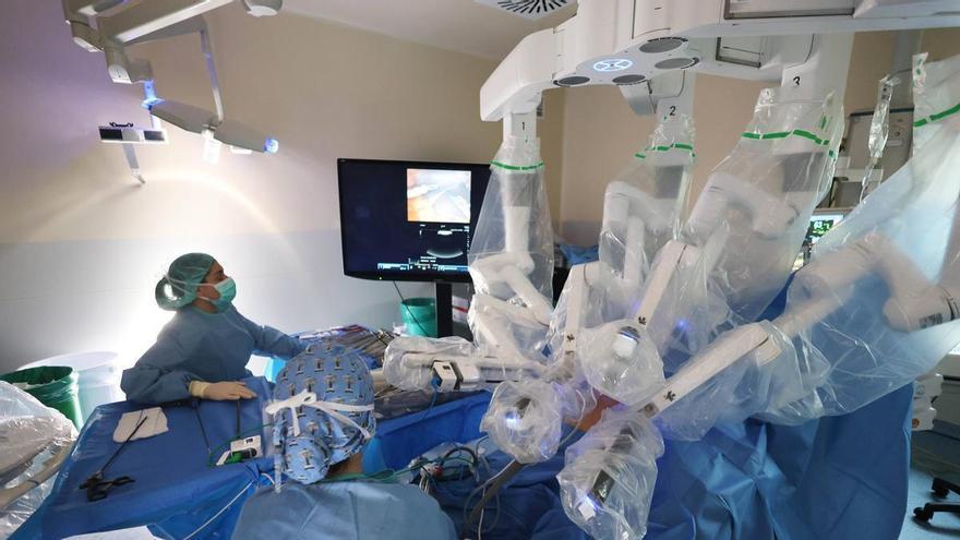 El Sergas defiende la segunda opinión como vía de derivación de pacientes de Povisa al Da Vinci pese a cursarse solo 16 en un año