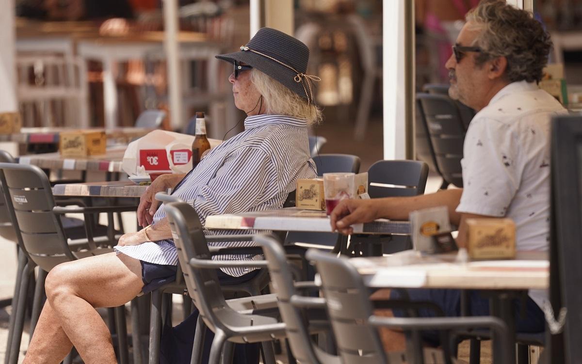 Clientes en la terraza de un bar de Málaga.