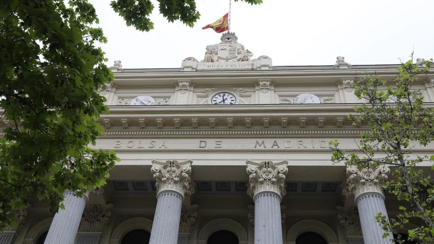 Fachada del edificio de la Bolsa de Madrid.