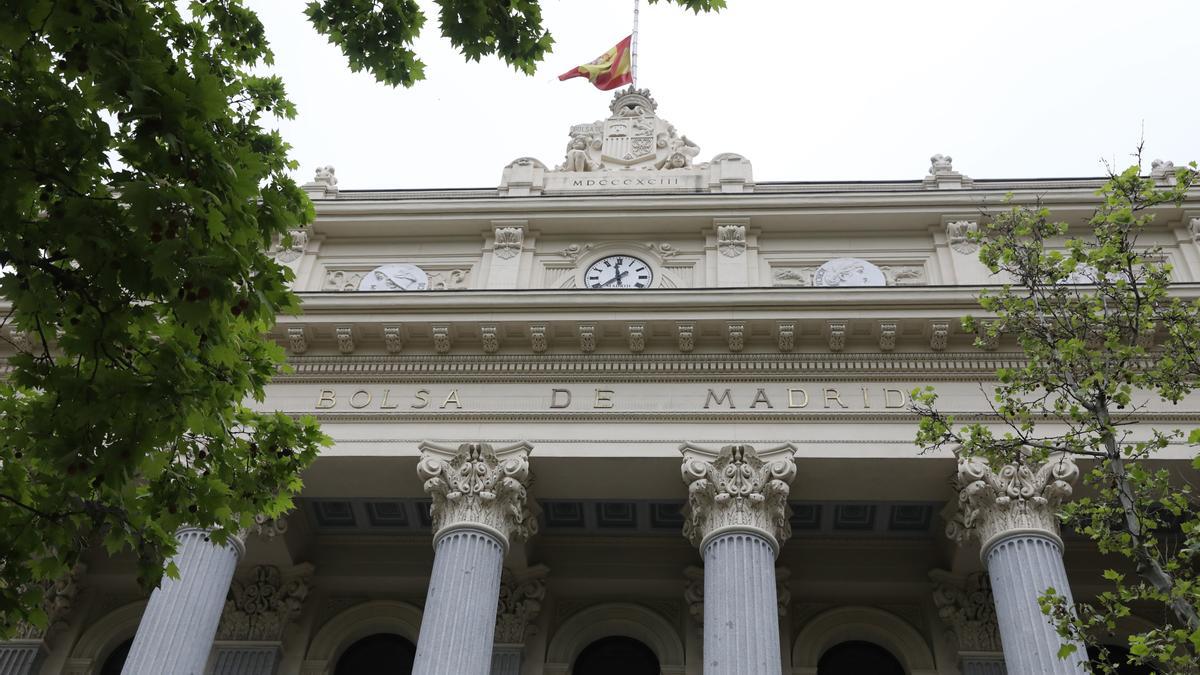 Archivo - Fachada del edificio de la Bolsa de Madrid.