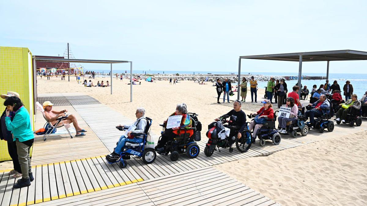 Protesta por el retraso en el baño asistido en las playas de Barcelona