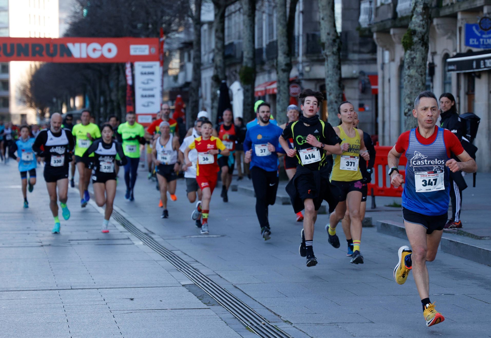 Pisadas de altura en Vigo: cientos de corredores suben O Castro