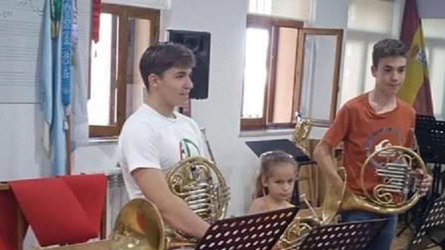 Alumnos de la banda de música, tras una audición. | E. P.