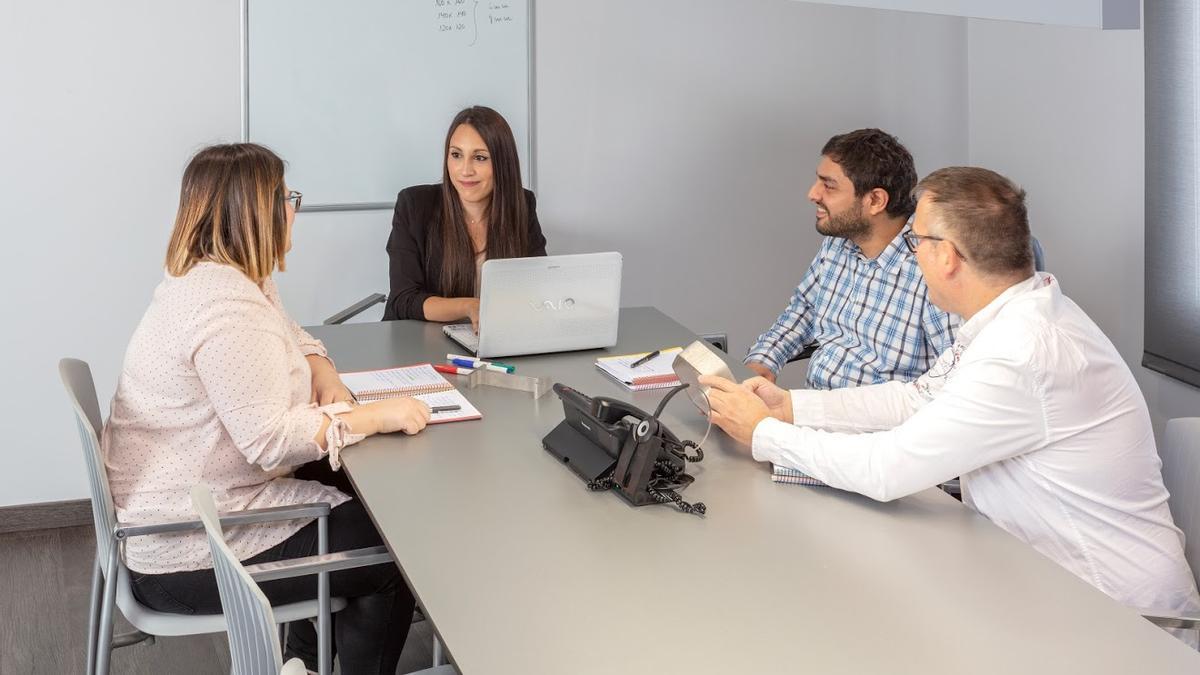 Membres de l&#039;equip de Gual Steel reunits