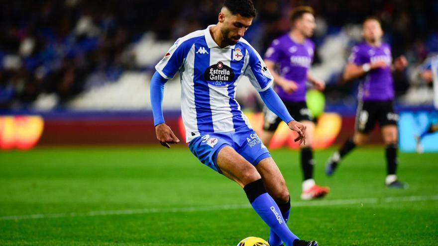 Zakaria Eddahchouri controla el balón en un partido con el Dépor