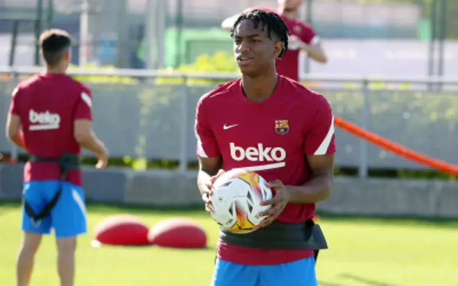 Entreno con estreno del pasado futuro del Barça