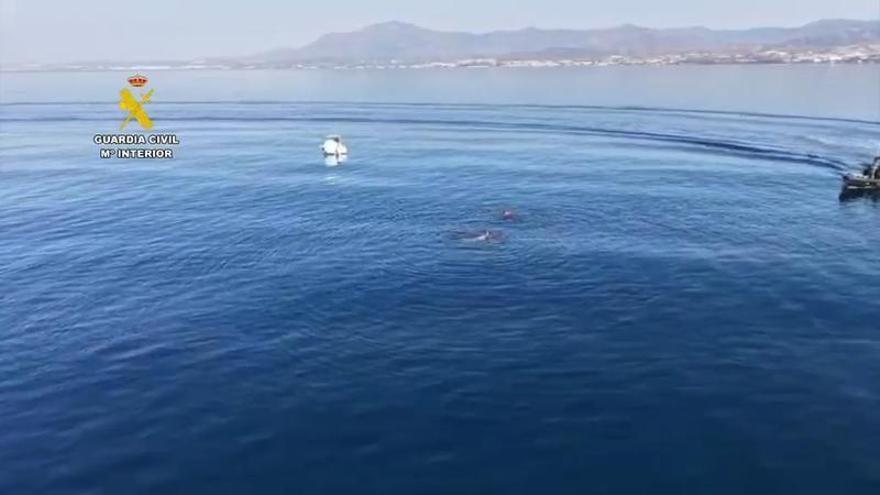 Dos pescadores son rescatados en alta mar tras tirarse al agua para recoger un pescado