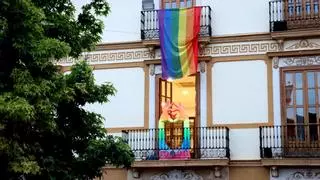 Los ayuntamientos gobernados por el PP cuelgan la bandera LGTBI