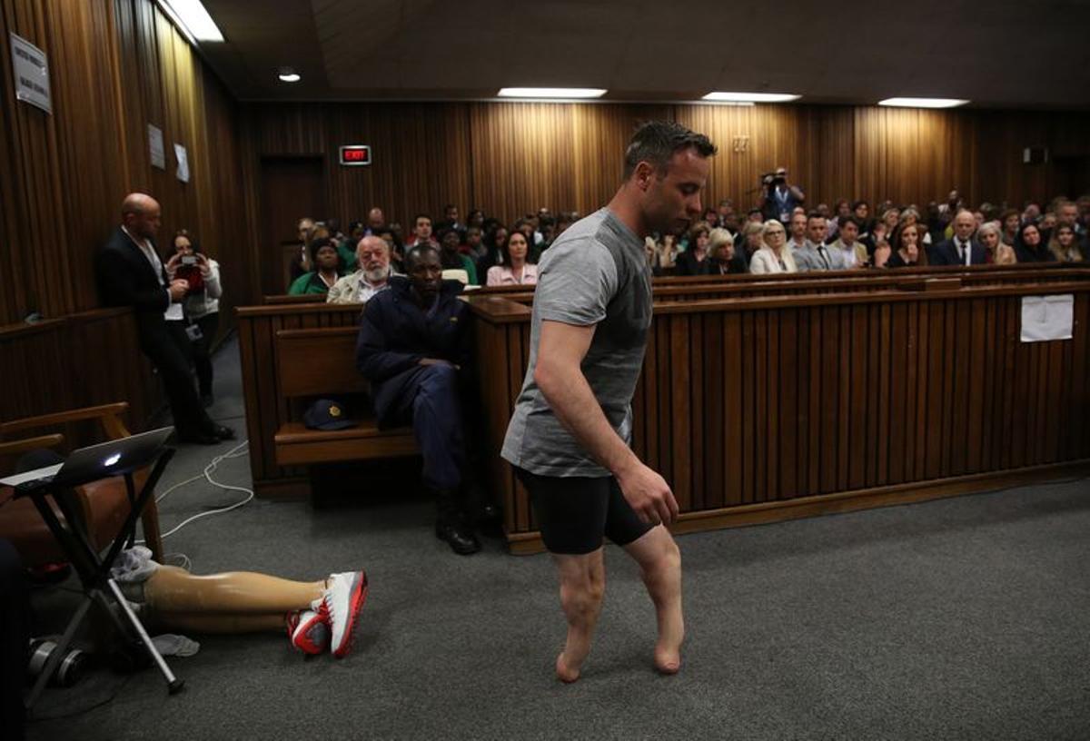 Pistorius en 2016 ilustrando un argumento a favor de que se reduzca su sentencia