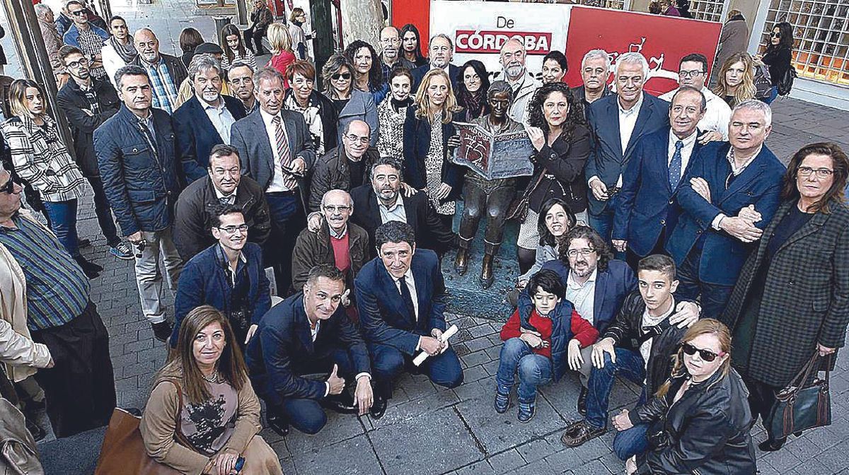 Las máximas autoridades en Córdoba y responsables del periódico, en la inauguración de la estatua 'La Lectora'.