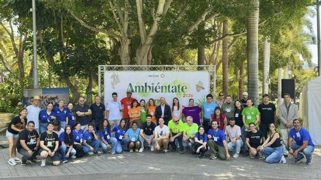 José Manuel Bermúdez con el equipo de voluntarios y algunas entidades participantes.