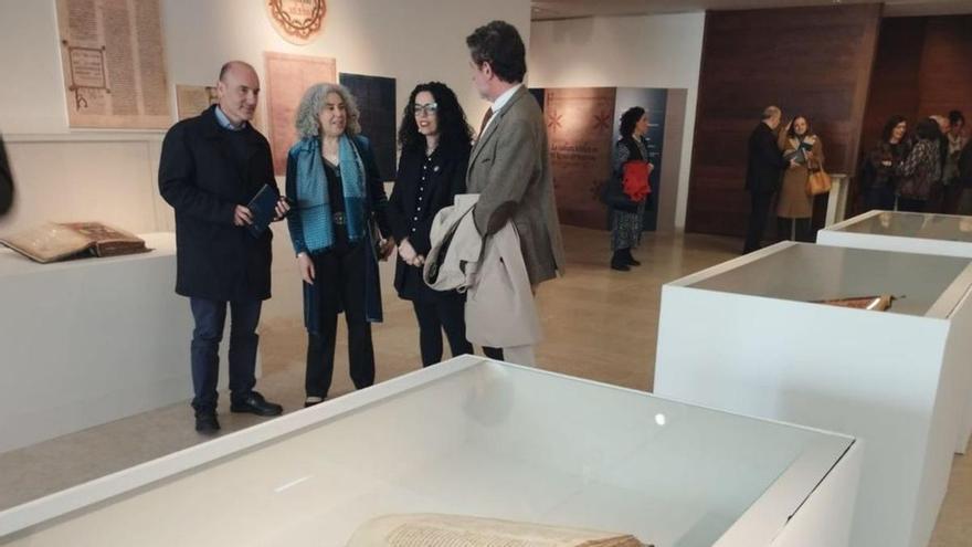 Pela izquierda, el director xeneral de Patrimoniu, Pablo León, la directora del Arqueolóxicu, Maria Antonia Pedregal, la Conseyera, Vanessa Gutiérrez, y Fausto González, director de la Biblioteca de la Universidá.