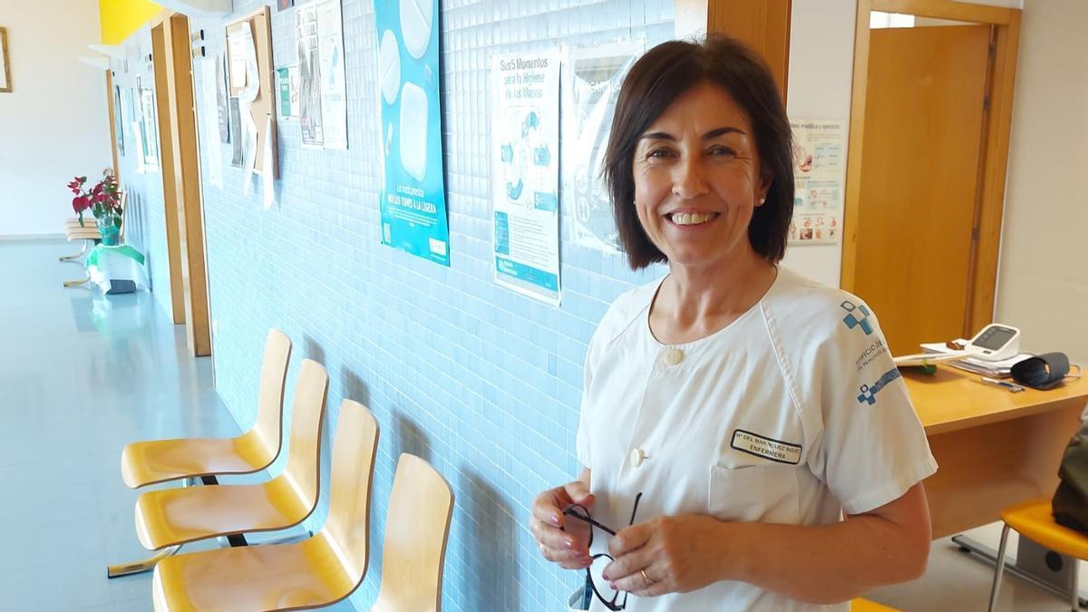 María del Mar Rodríguez en la puerta de su consulta, en el centro de salud de Vegadeo.