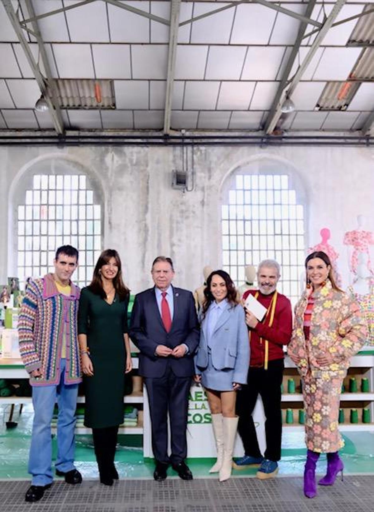 El alcalde de Oviedo, Alfredo Canteli, y la edil Leticia González con el jurado de "Maestros de la Costura Celebrity"