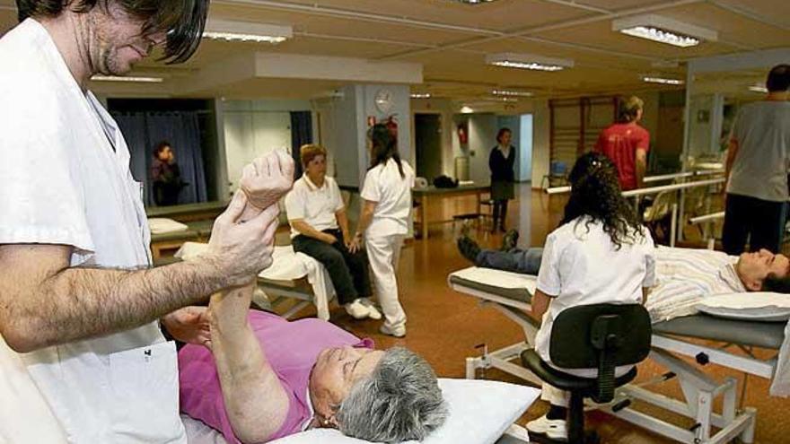 Pacientes reciben tratamiento en el servicio de rehabilitación de un hospital gallego.