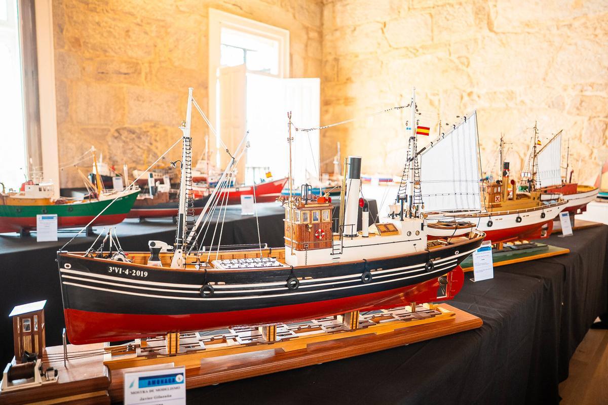 Baiona. Capitanía Marítima. Fotos a Miguel Calero, veciño de Baiona autor de 26 das maquetas que hai expostas alí con outras da asociación de maquetistas de Vigo