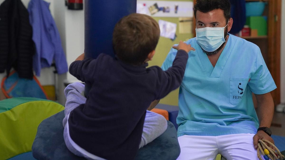 Juan López, terapeuta ocupacional, durante una sesión con un niño